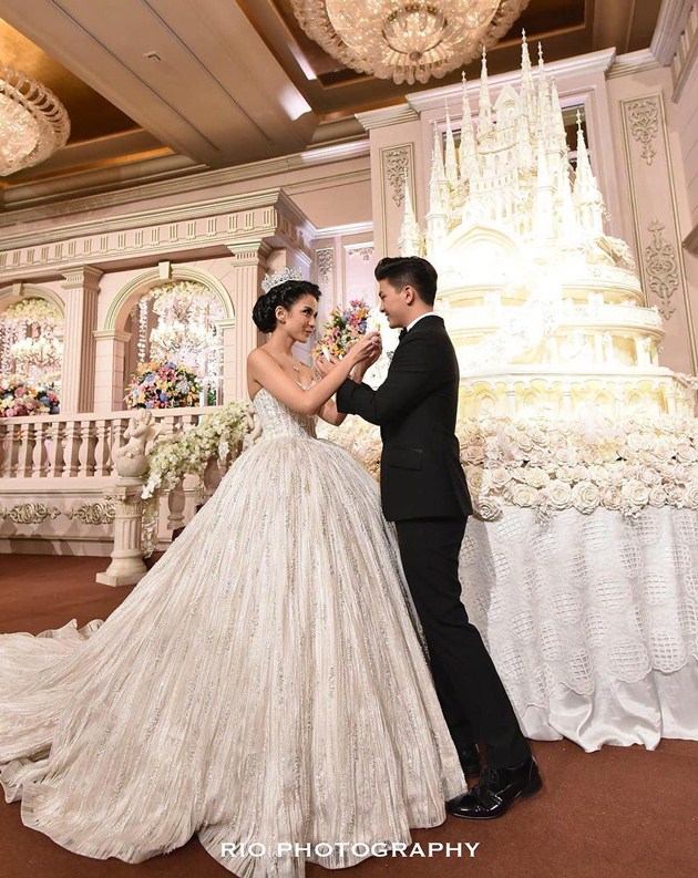 Gambar Foto Glenn Alinskie dan Chelsea Olivia Saling Suap Kue Pernikahan