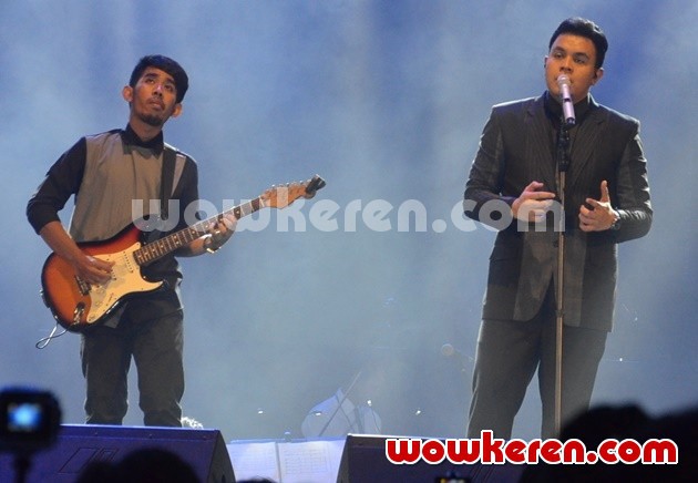 Gambar Foto Penampilan Tulus di Konser 'Dua Ruang'