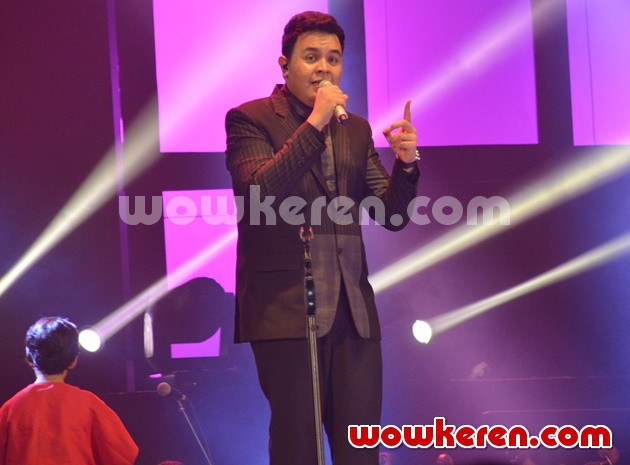 Gambar Foto Penampilan Tulus di Konser 'Dua Ruang'