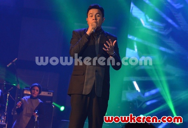 Gambar Foto Penampilan Tulus di Konser 'Dua Ruang'