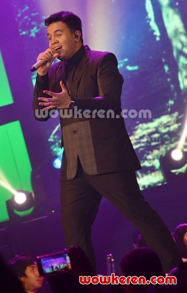 Gambar Foto Penampilan Tulus di Konser 'Dua Ruang'