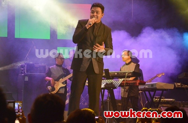 Gambar Foto Penampilan Tulus di Konser 'Dua Ruang'