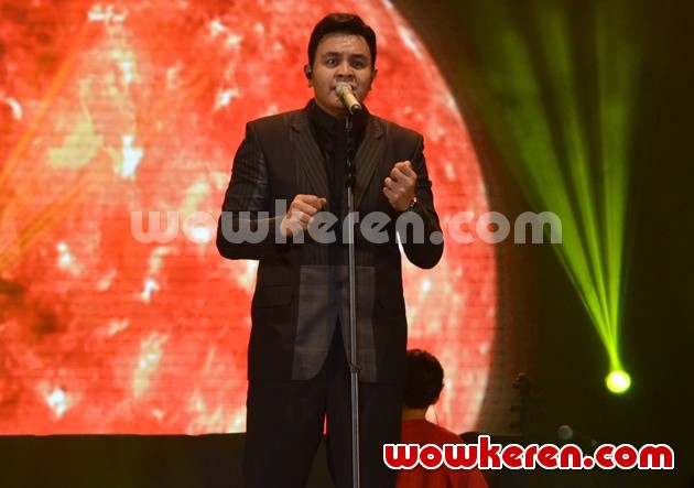 Gambar Foto Penampilan Tulus di Konser 'Dua Ruang'