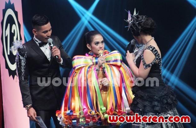 Gambar Foto Syahrini Saat Diwawancarai Robby Purba dan Gracia Indri