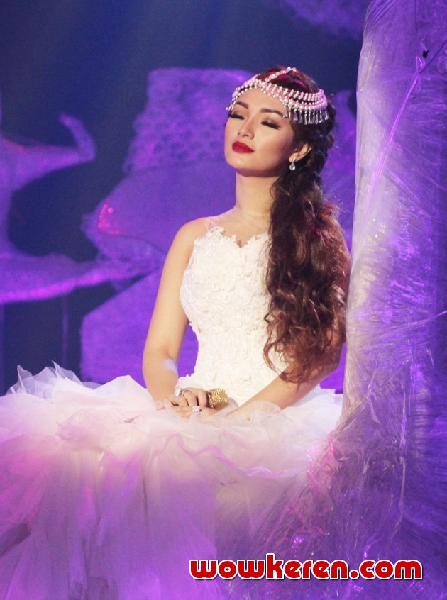 Gambar Foto Zaskia Gotik Tampil di HUT Global TV ke-13