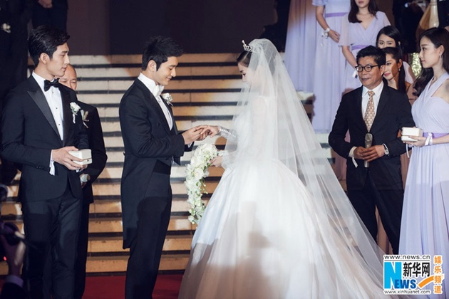 Gambar Foto Huang Xiaoming Memasangkan Cincin Pernikahan untuk Angelababy