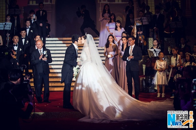 Gambar Foto Mesranya Huang Xiaoming Cium Angelababy di Resepsi Pernikahan