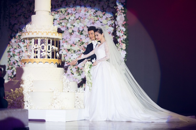 Gambar Foto Huang Xiaoming dan Angelababy Memotong Kue Pernikahan