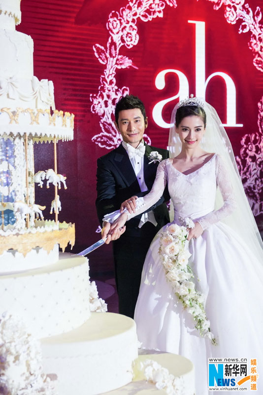 Gambar Foto Serasinya Huang Xiaoming dan Angelababy Saat Memotong Kue Pernikahan