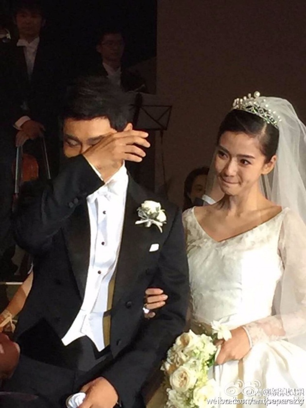 Gambar Foto Huang Xiaoming Menangis di Acara Pernikahannya dengan Angelababy