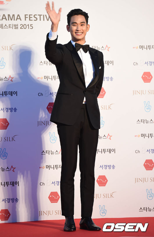 Gambar Foto Kim Soo Hyun di Red Carpet Korea Drama Awards 2015