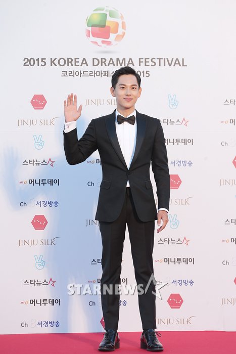 Gambar Foto Siwan ZE:A di Red Carpet Korea Drama Awards 2015