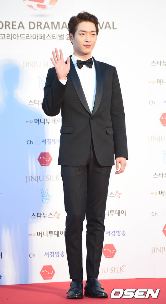 Gambar Foto Seo Kang Joon di Red Carpet Korea Drama Awards 2015