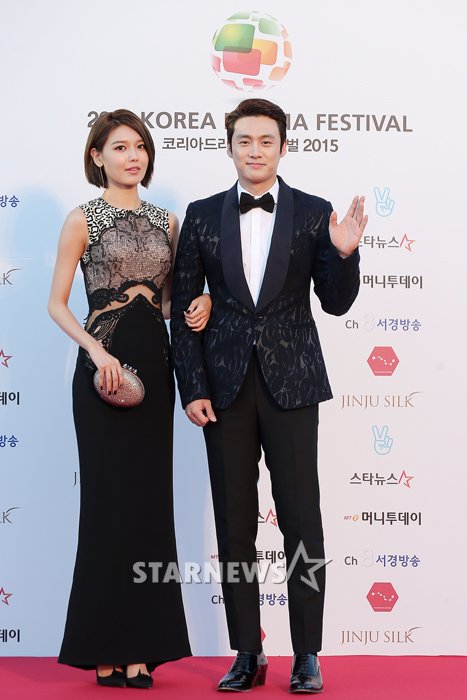 Gambar Foto Sooyoung Girls' Generation dan Oh Sang Jin di Red Carpet Korea Drama Awards 2015