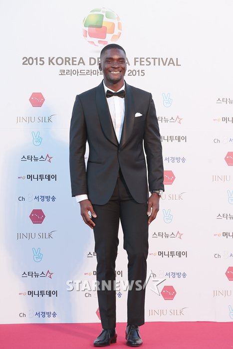 Gambar Foto Sam Okyere di Red Carpet Korea Drama Awards 2015