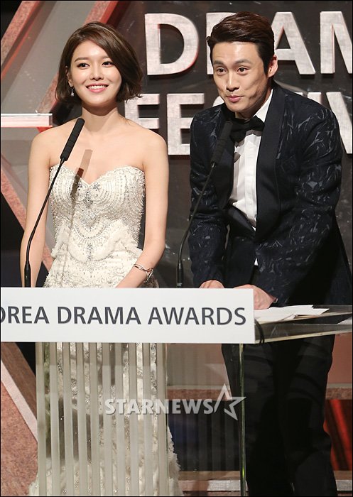 Gambar Foto Sooyoung Girls' Generation Oh Sang Jin Jadi Host di Korea Drama Awards 2015