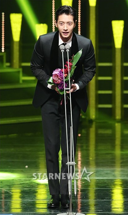 Gambar Foto Park Hae Jin Raih Piala KDA Award