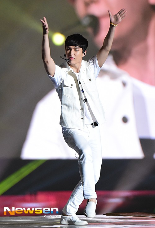 Gambar Foto Lay EXO di 'EXO-Love Concert in Dome'