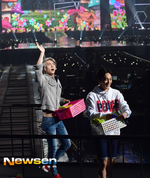 Gambar Foto Sehun dan Chen EXO Bagikan Hadiah untuk Fans
