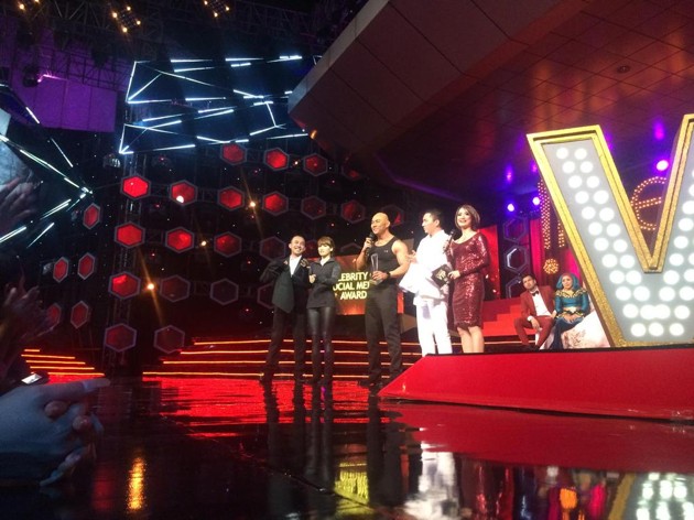 Gambar Foto Deddy Corbuzier Raih Piala Celebrity of Social Media