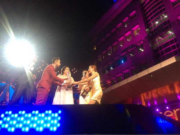 Gambar Foto Raffi Ahmad dan Nagita Slavina Raih Piala VIP of the Year