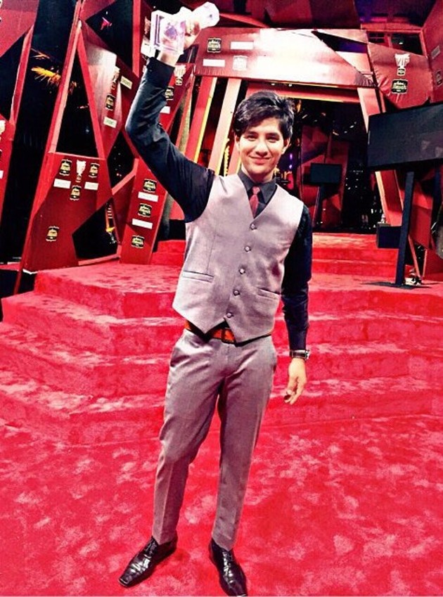 Gambar Foto Ammar Zoni Raih Piala Sexiest Male Celebrity