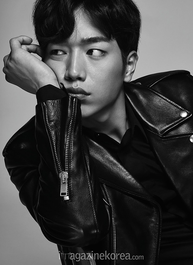 Gambar Foto Seo Kang Joon di Majalah Esquire Edisi Oktober 2015