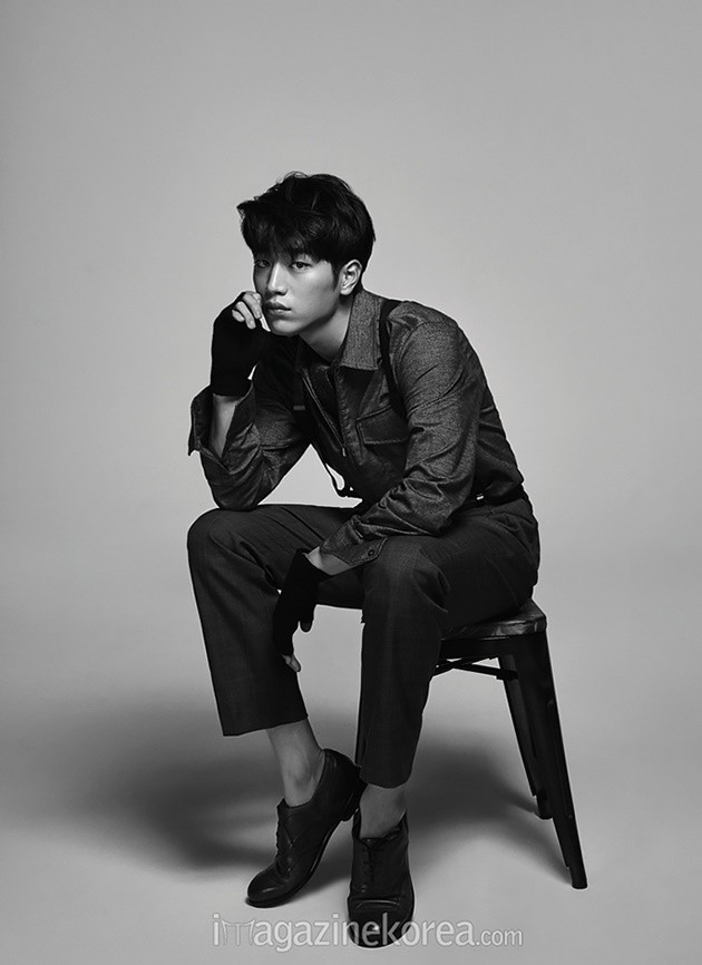 Gambar Foto Seo Kang Joon di Majalah Esquire Edisi Oktober 2015