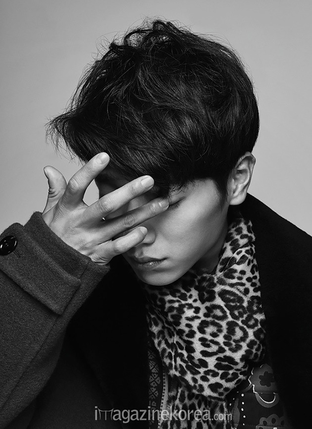 Gambar Foto Seo Kang Joon di Majalah Esquire Edisi Oktober 2015