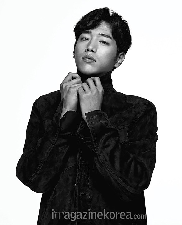 Gambar Foto Seo Kang Joon di Majalah Esquire Edisi Oktober 2015