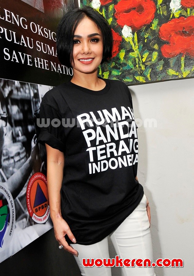 Gambar Foto Yuni Shara di Konferensi Pers 'Sejuta Oksigen Kaleng untuk Korban Asap'