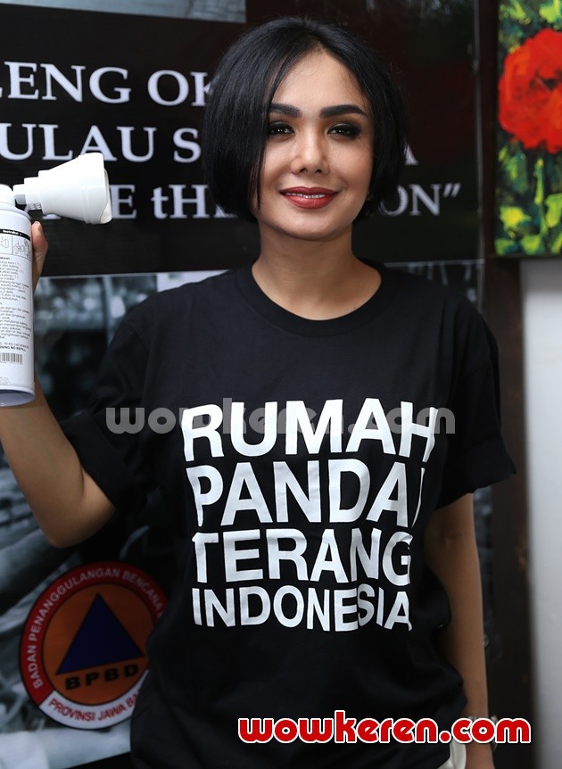 Gambar Foto Yuni Shara di Konferensi Pers 'Sejuta Oksigen Kaleng untuk Korban Asap'