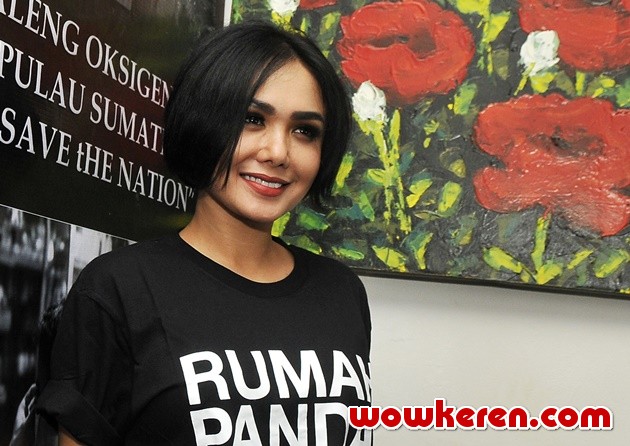 Gambar Foto Yuni Shara di Konferensi Pers 'Sejuta Oksigen Kaleng untuk Korban Asap'