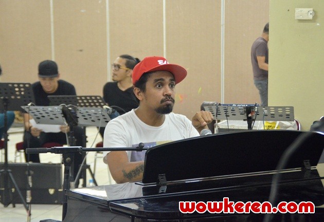 Gambar Foto Glenn Fredly Latihan Konser 'Menanti Arah'