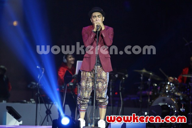 Gambar Foto Glenn Fredly Menghayati Lagu di Konser 'Menanti Arah'