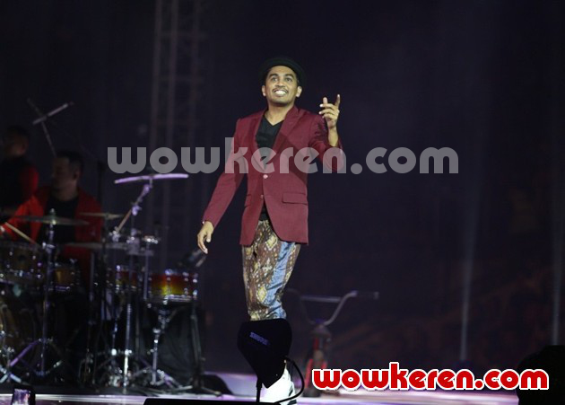 Gambar Foto Glenn Fredly Menyapa Fans yang Hadir di Konser 'Menanti Arah'