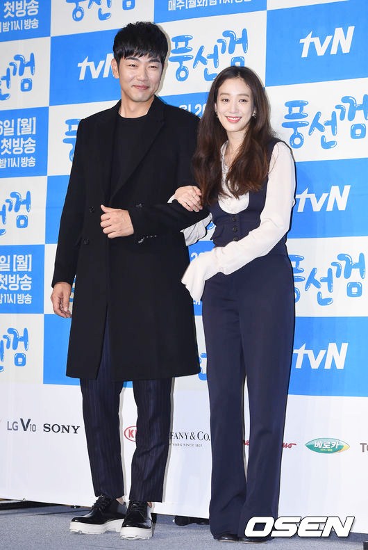 Gambar Foto Jung Ryeo Won Gandeng Tangan Lee Jong Hyuk di Jumpa Pers Drama 'Bubblegum'