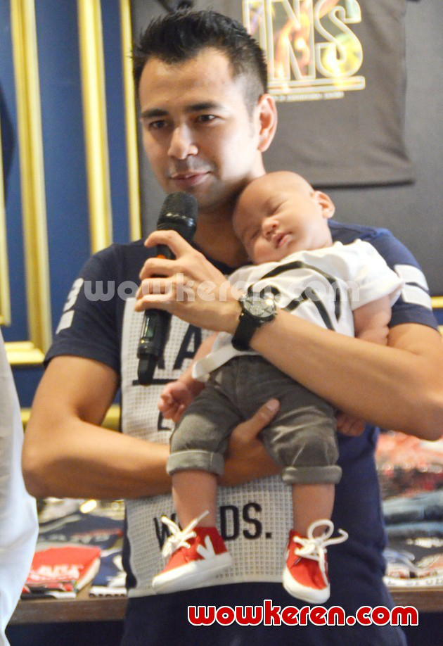 Gambar Foto Raffi Ahmad di Acara Pembukaan 'RA Jeans'