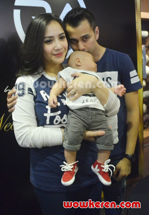 Gambar Foto Raffi Ahmad dan Nagita Slavina di Acara Pembukaan 'RA Jeans'