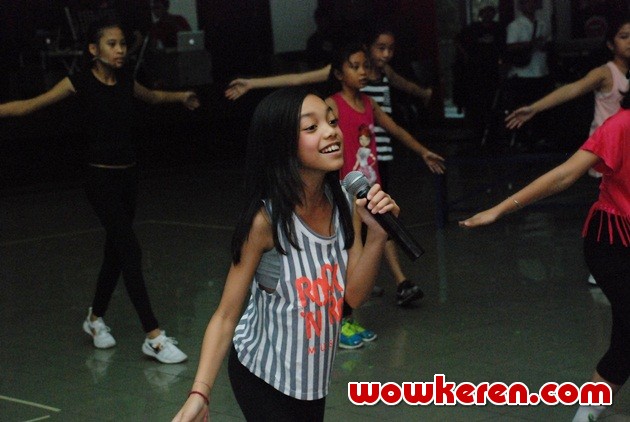Gambar Foto Naura Saat Latihan Pertunjukan Musikal 'Dongeng'