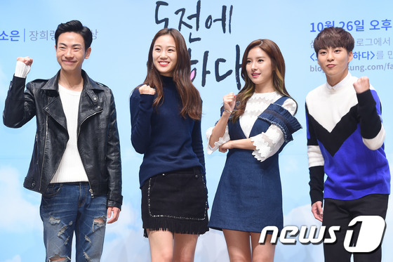 Gambar Foto Pemeran Utama Serial 'Falling for Challenge' Berfoto Bersama