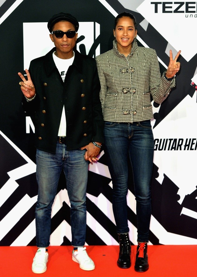 Gambar Foto Pharrel Williams Bersama Istri di MTV EMAs 2015