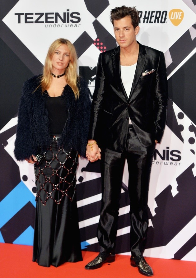 Gambar Foto Mark Ronson Datang Bersama Josephine de la Baume di MTV EMA's 2015