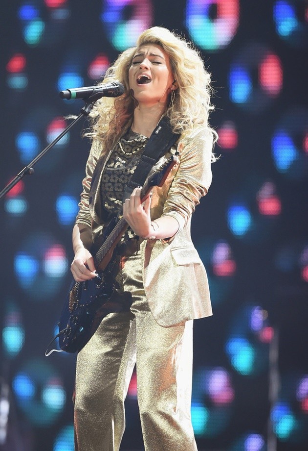 Gambar Foto Penampilan Tori Kelly di MTV EMA's 2015
