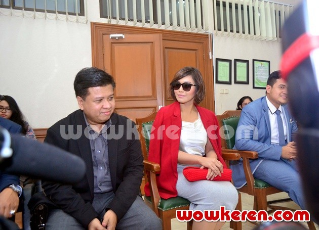 Gambar Foto Denada Saat Sidang Putusan Cerai