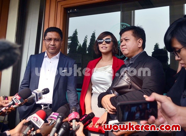 Gambar Foto Denada Ditemui di Pengadilan Agama Jakarta Selatan