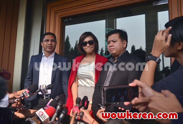 Gambar Foto Denada Ditemui di Pengadilan Agama Jakarta Selatan