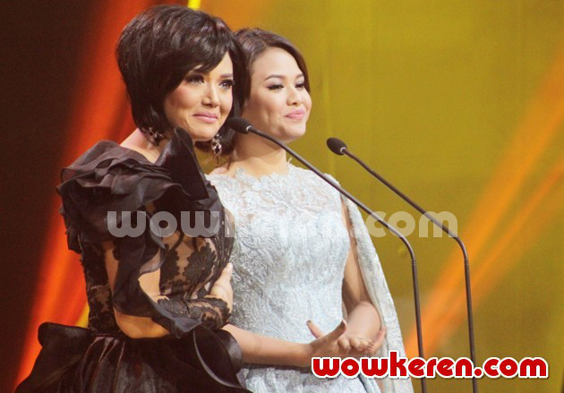 Gambar Foto Krisdayanti dan Aurel Hermansyah Bacakan Nominasi di Silet Awards 2015