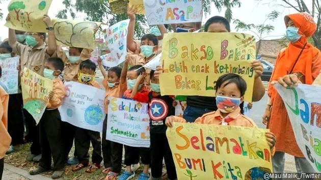 Gambar Foto Murid SD Berdemo Meminta Pemadaman Asap