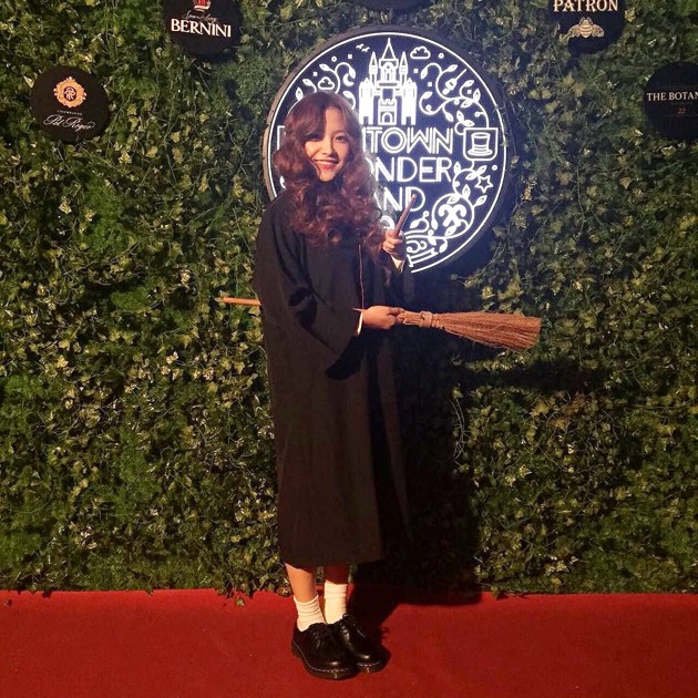 Gambar Foto Yeri Red Velvet Kenakan Kostum Hermione Granger